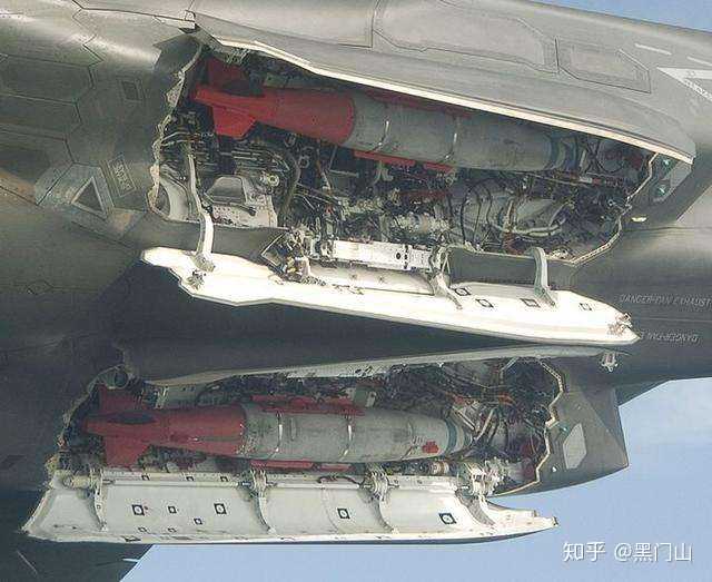 f35的弹仓,感觉是俄罗斯的风格.像是勉强对付哄弄出来的.毫无形式美.