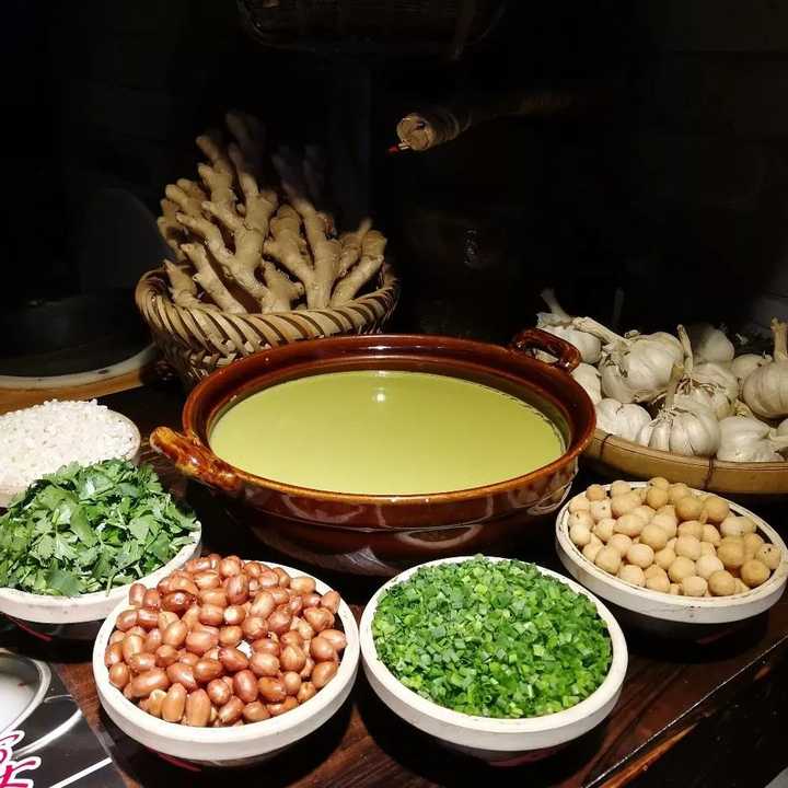 配以花生,香油,食盐等佐料进行搅拌食用; 基诺族喜食凉拌茶,将新鲜茶