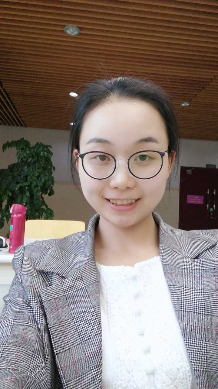 2,什么样的眼镜适合大脸?