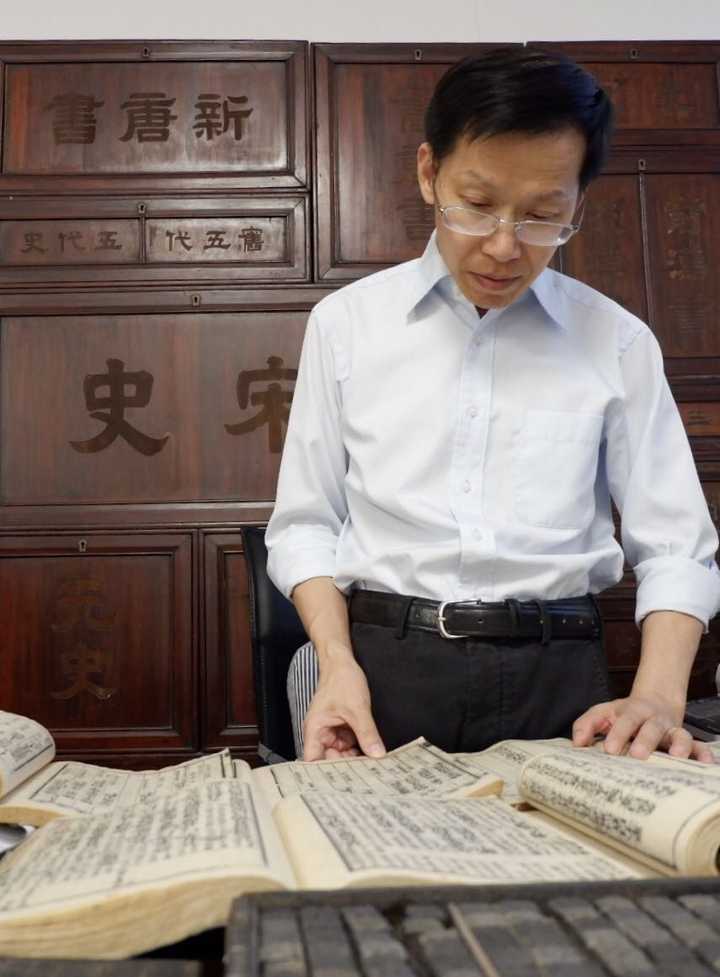 陈正宏在看书治学