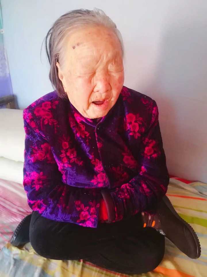 每次看祖奶奶,她都会拉着我的手问很多家常,哈哈哈,祖奶奶手特别温暖