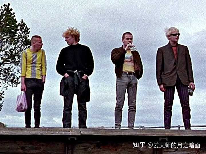 grunge是纯美式的音乐,同时期英国的britpop,alternative rock照样也