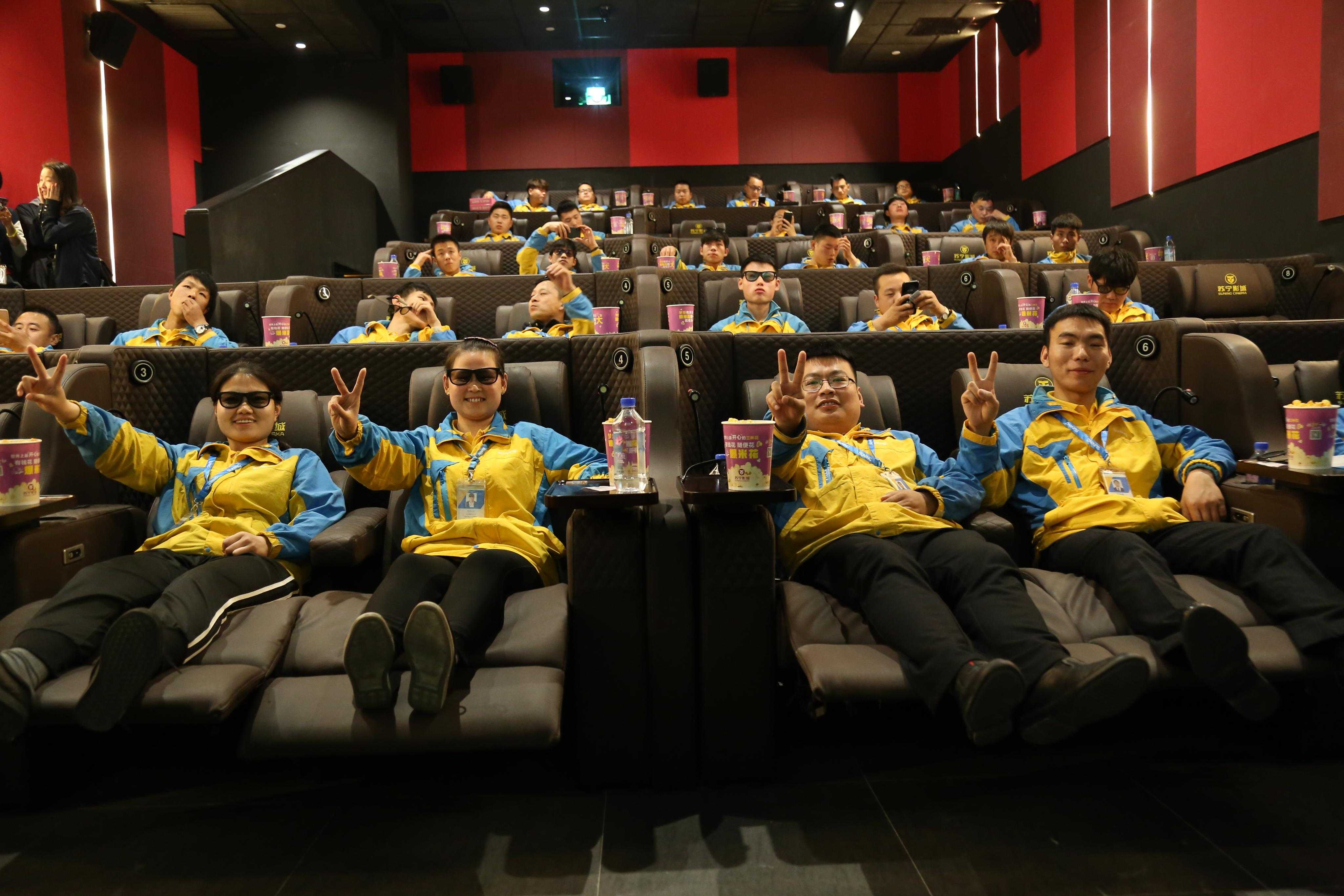 苏宁快递员自家影院复联包场