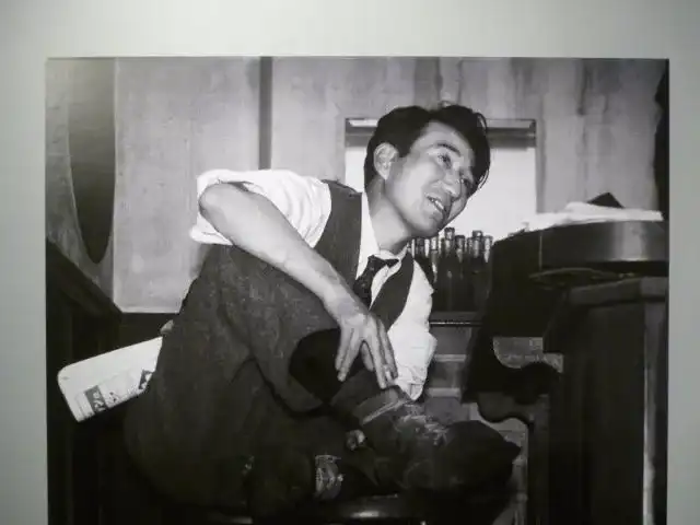 现实中的太宰治一生自杀数次,最终和他的女读者山崎富荣一同殒命