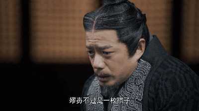 而段奕宏的这些小表情,其实是通过表演在展现两种身份的撕扯,为他未来