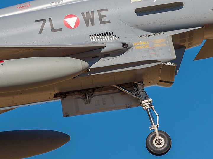 为什么苏 27 系列战斗机机炮炮口附近都是有「补丁」的?