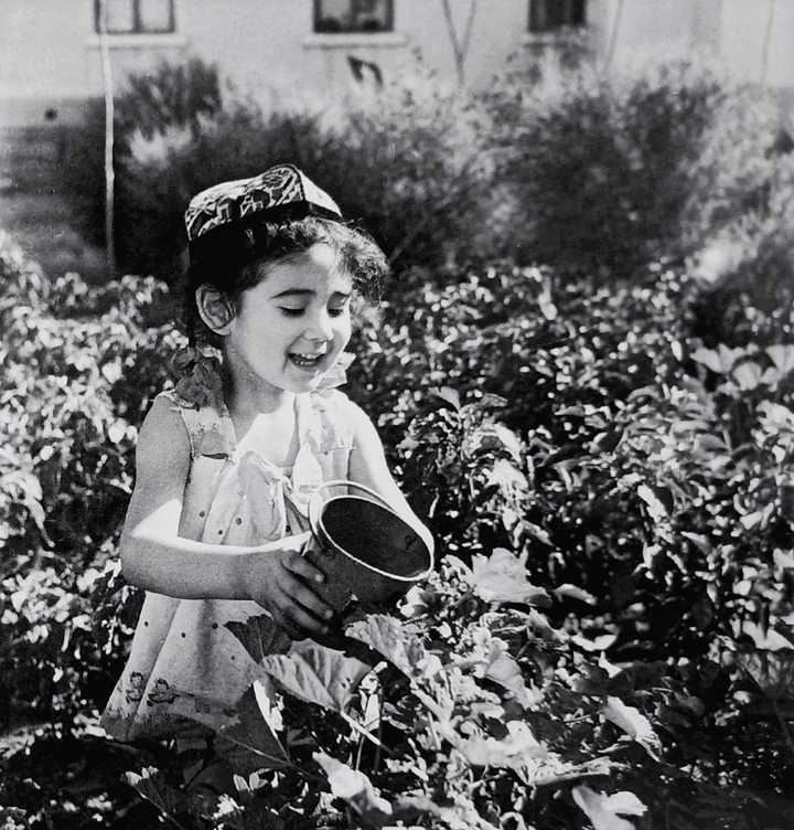 1959年,新疆乌鲁木齐,一位维吾尔族小姑娘