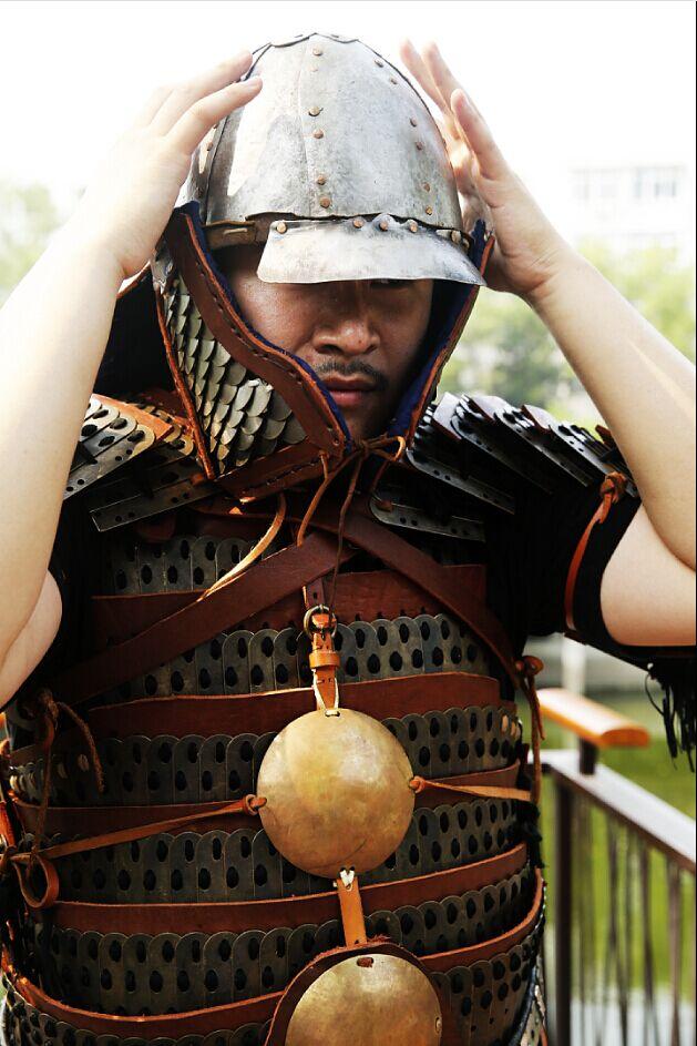 同时劝说一位从前做日甲的工匠前辈生产扎甲片.