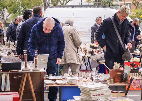 旺夫跳蚤市场由两侧各一排法国梧桐向前延伸,一大早便看到法国人来
