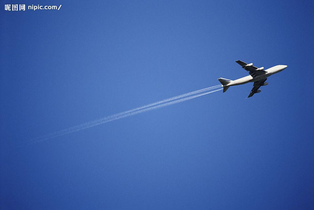 飞机拉出一条长长的白线,这是什么类型的飞机?