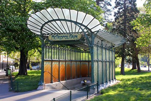 由吉马德(hector guimard)设计巴黎地铁入口是新艺术建筑风格的代表作