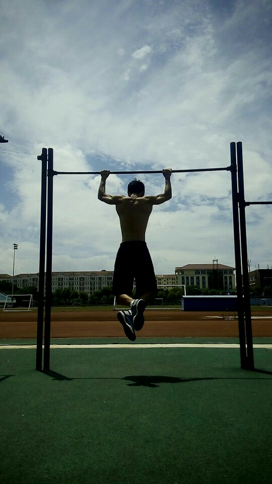 那些俯卧撑,无负重深蹲每次成百上千个的人是怎么做到的?