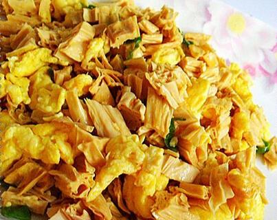 我不得不说一个很少人吃过的,腐竹炒鸡蛋,很简单就是放在一块炒就行