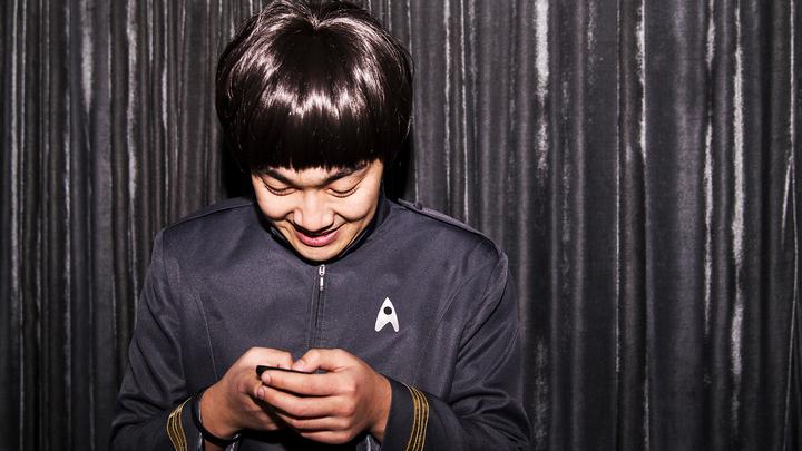 玩手机的斯波克