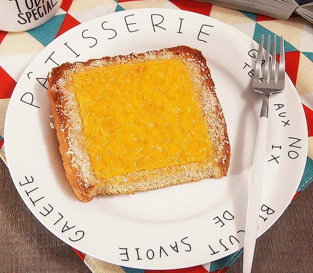 在日本火爆已久的吐司甜品,味道就是咸溜溜的芝士与香甜的黄油砂糖的