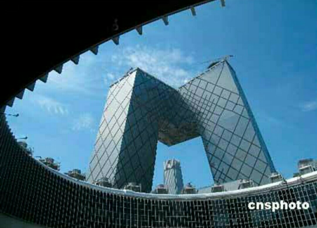 因为当年参与评审央视大楼设计方案的日本建筑师矶崎新本身就是以搞"