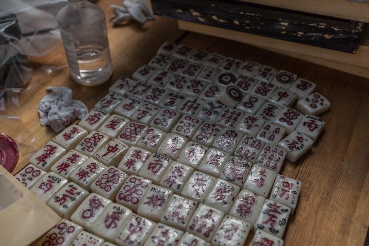 麻将牌吃完的龙虾虾壳带回来也可以做成艺术品许熙正很满意的一幅作品