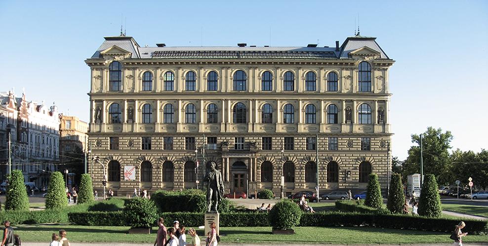 不同于李安毕业的纽约大学,"纽约电影学院"是一所专门的电影学院.