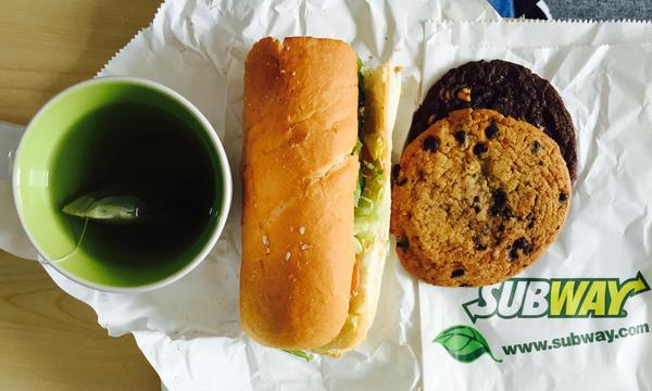 据说subway的汉堡才是最健康的,里面有黄瓜还有番茄,赞!