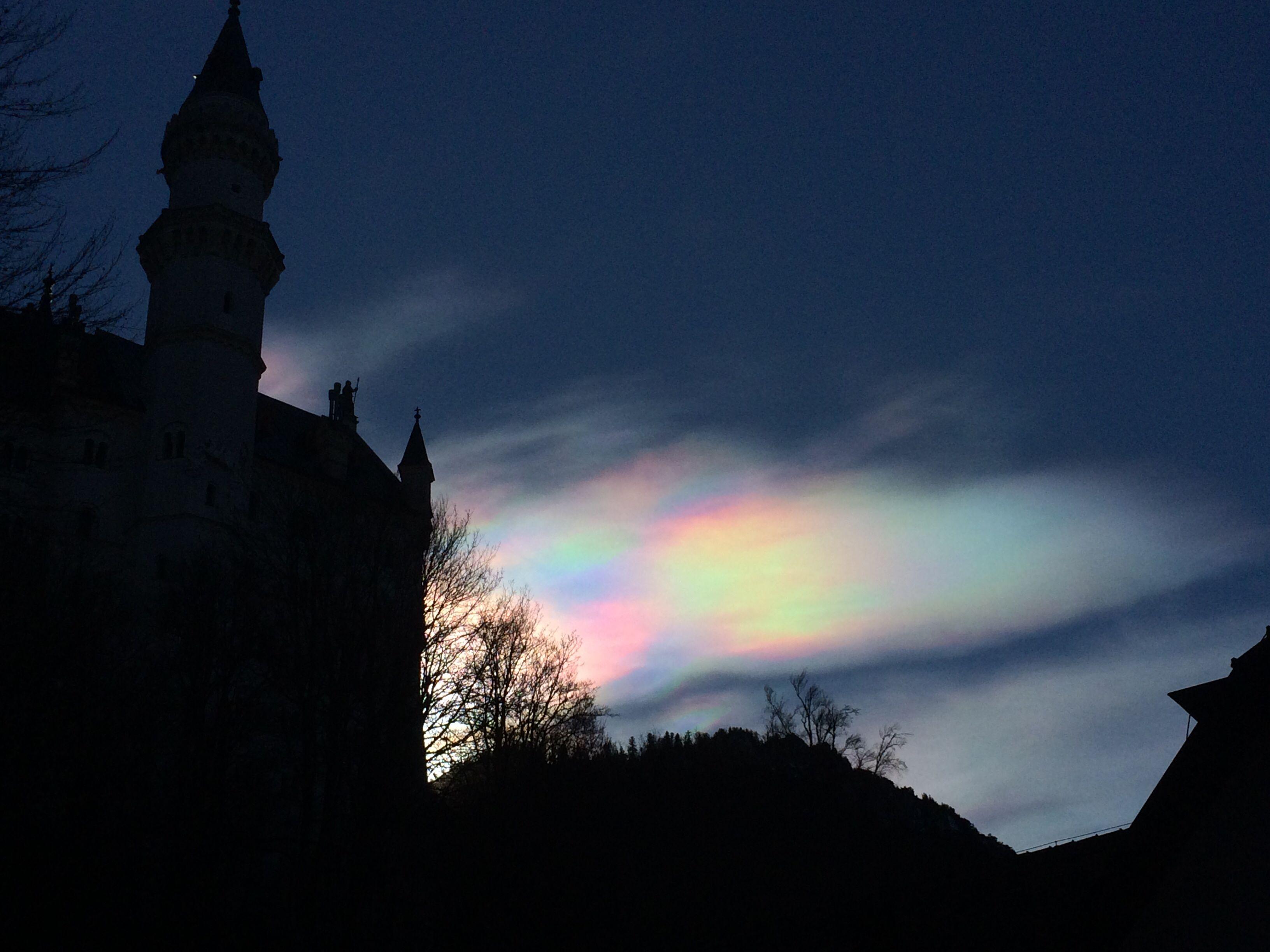 形成这种五彩云的原因是什么?