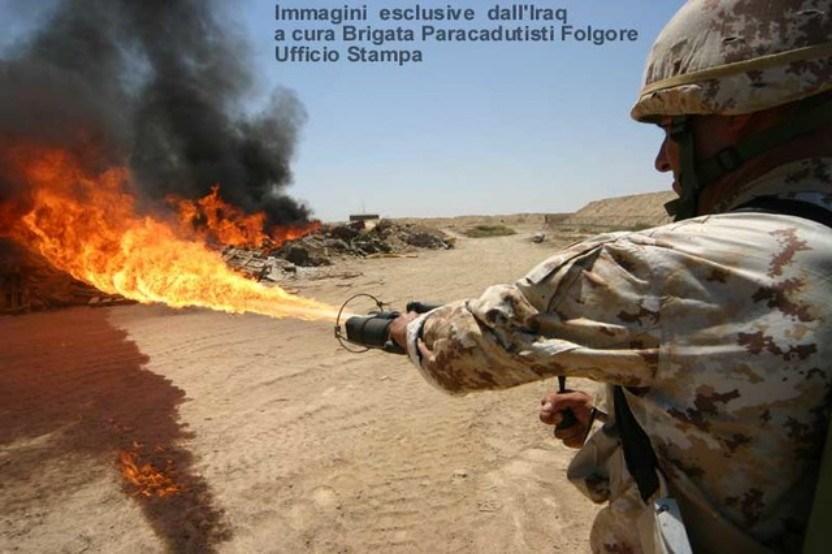意大利"闪电"伞兵旅的蒂雷纳t-148/b喷火器,拍摄于伊拉克.