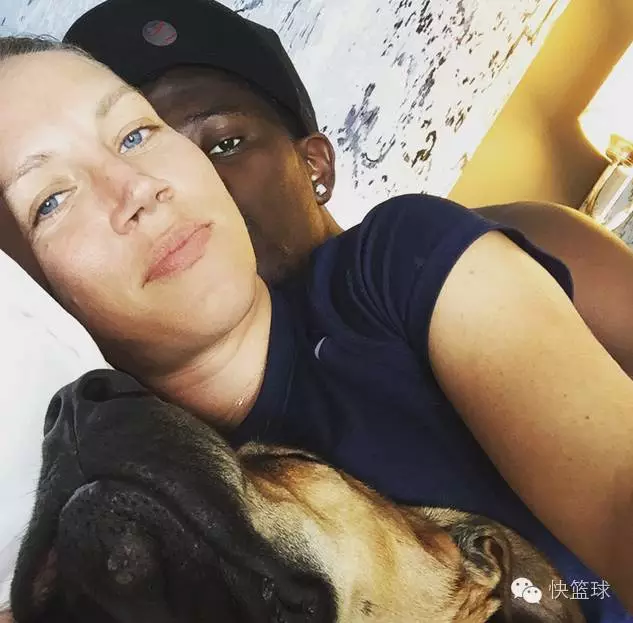 2015年,劳伦曾在社交网站上发出一张自己与霍勒迪的合照,"爱能修补你