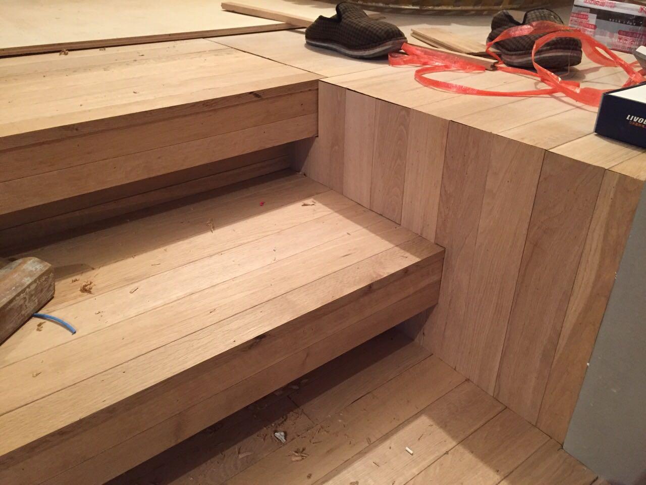 这个和木地板一样材质的储物地台怎么做的?