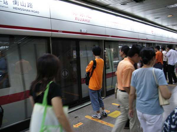 当年的   号线徐家汇站注意图中的新龙华即是今天的上海南站