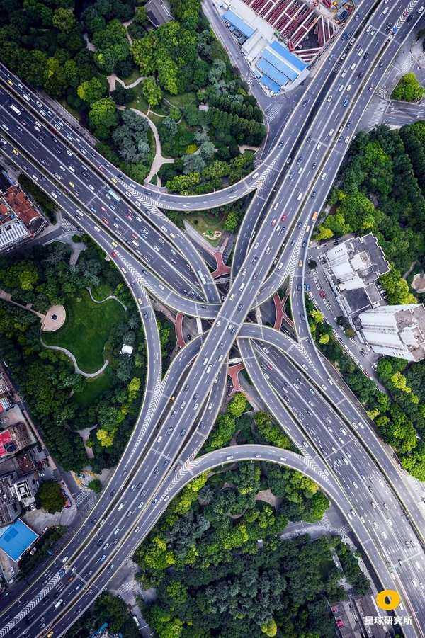 这种立交形态格外规则,格外对称,转向也更加平滑流畅,令车辆能够避免
