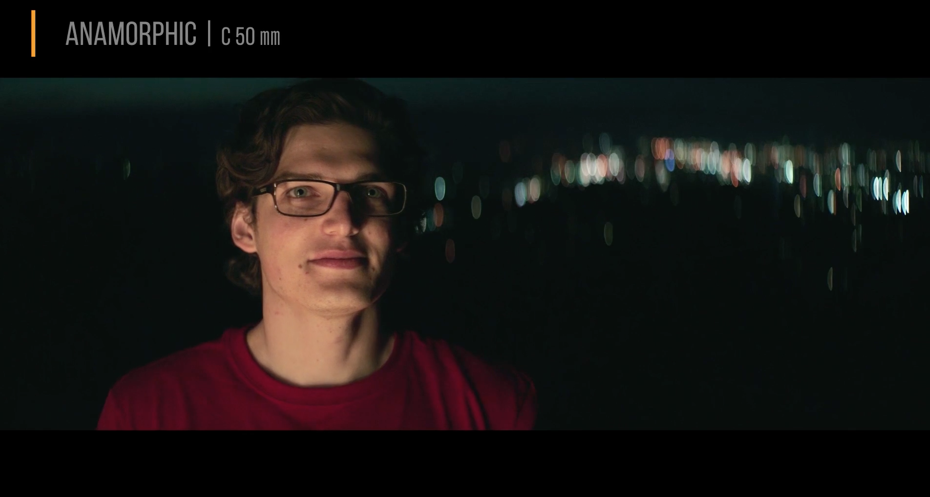 变形宽银幕电影镜头形成特殊景深效果的原理是什么