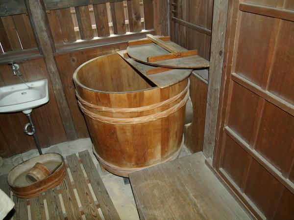 木制澡盆 江戸时代末期 房屋外墙以篱笆筑基,与砖材相连配以白石膏