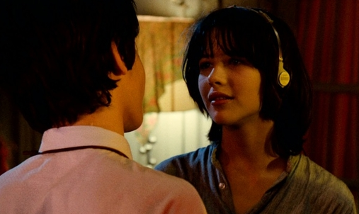 电影《初吻》里苏菲玛索戴的耳机是什么牌子,哪一型号?