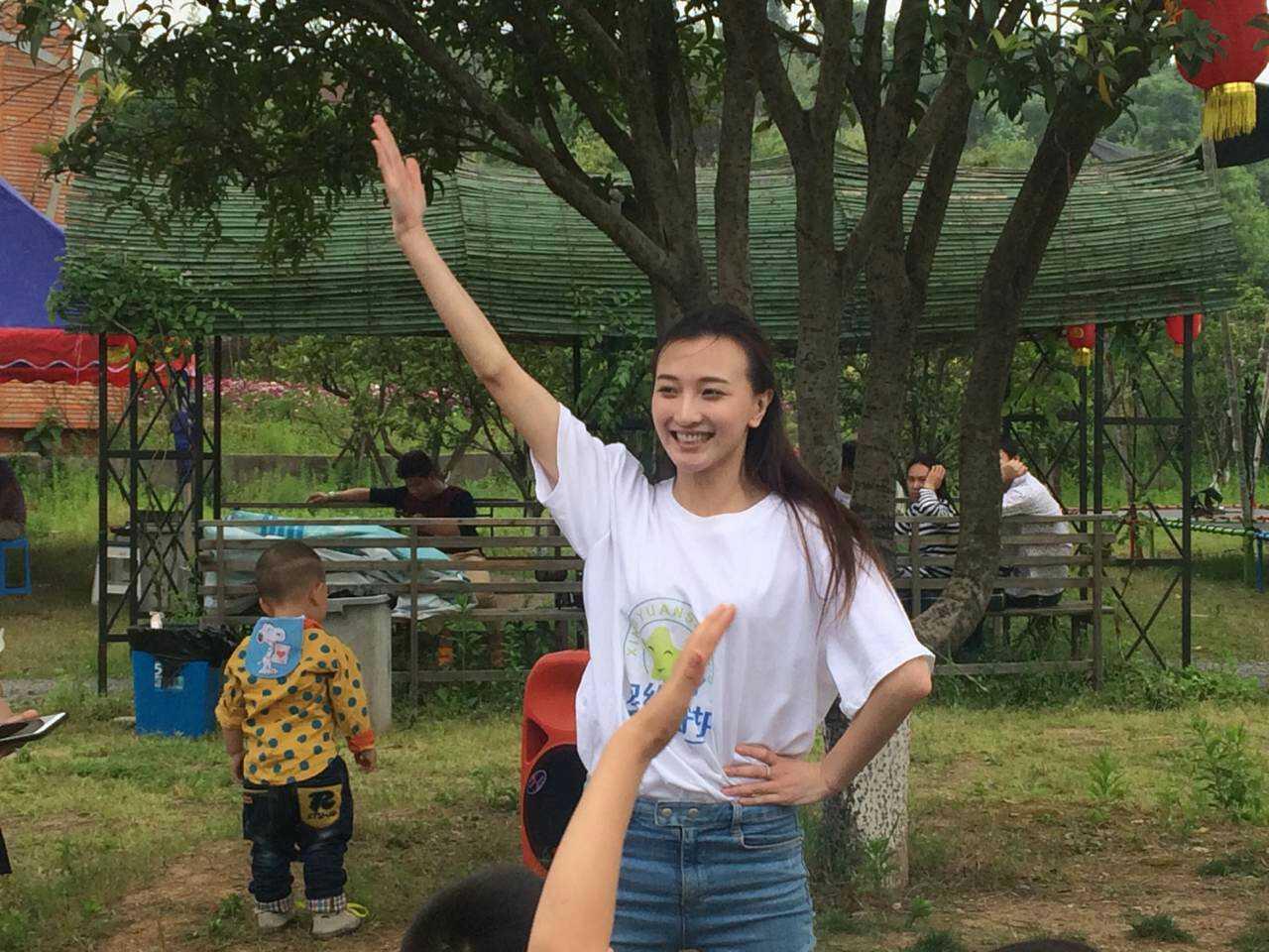 淘宝上市时有一位敲钟女郎何宁宁,其实这个人就是我的前同事,或者说我