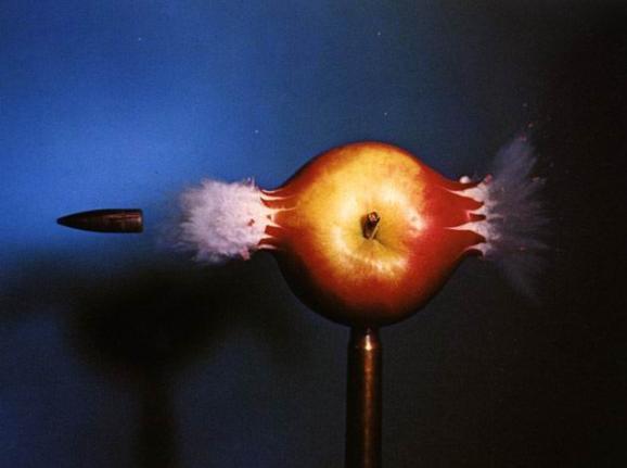 动作片里打到脸导致脸部变形的慢镜头是如何拍