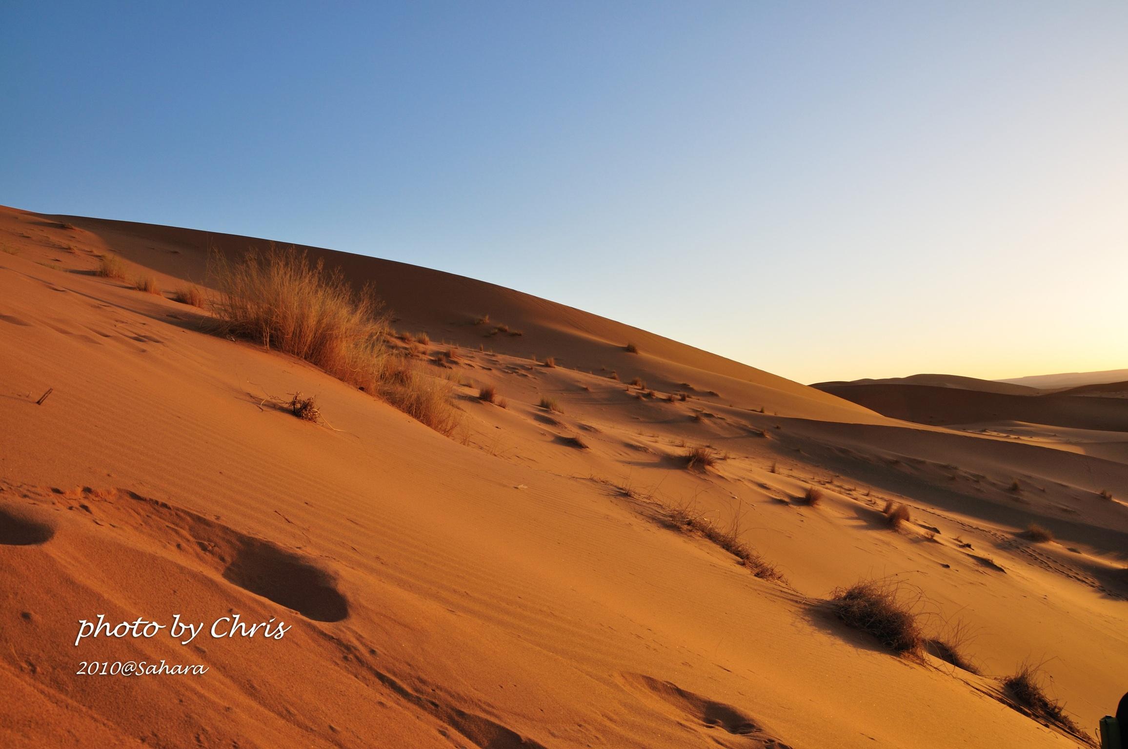 撒哈拉沙漠图片桌面壁纸_最大的沙漠撒哈拉沙漠图片_三千图片网