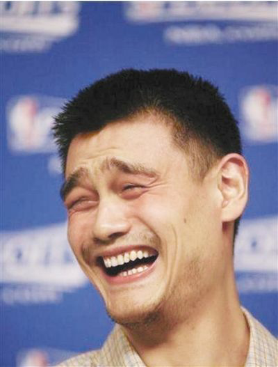 说到笑容竟然没有三巨头,金馆长表示很遗憾,带领另外两个人来踢馆.