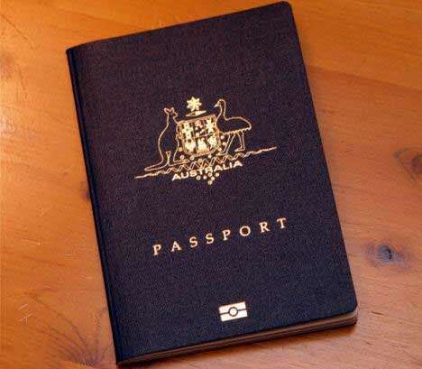 一个人的护照封面上只有 passport 一个英文单词,这可能是哪国的护照?