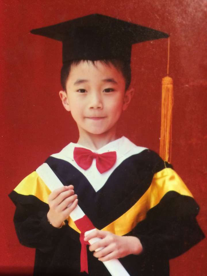 小时候我弟是长这样的.