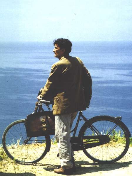 叫做《邮差》,我特别喜爱的一部意大利电影,是1994年的片子