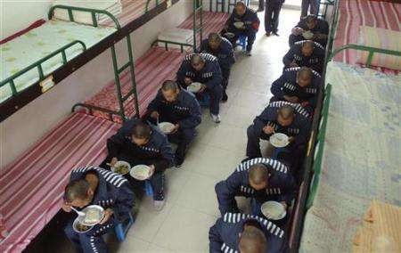 房祖名受审为何不剃光头不穿囚服?