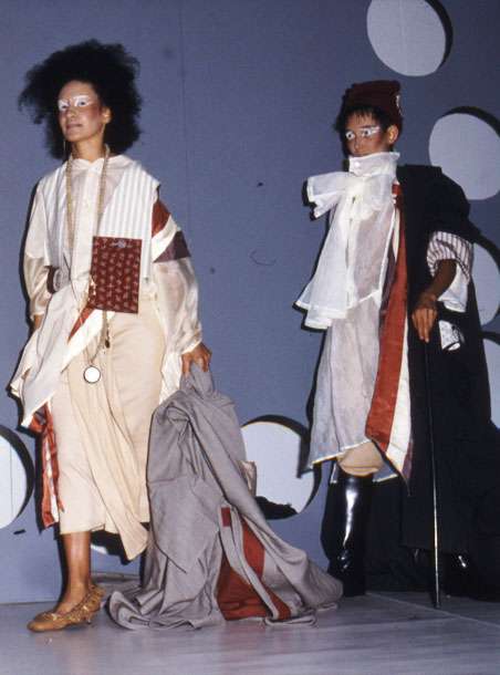 如何评价冯菲设计的「花瓶」服装?