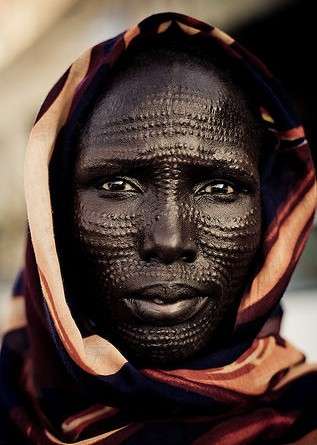 很黑的黑人可以纹身吗?纹到手心脚心的话会不会很痛?