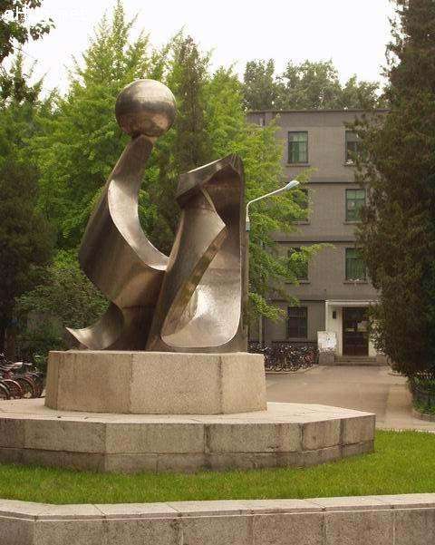 做雕塑,尤其是在人多嘴杂思维广的大学校园,任何雕塑,千万不要出现