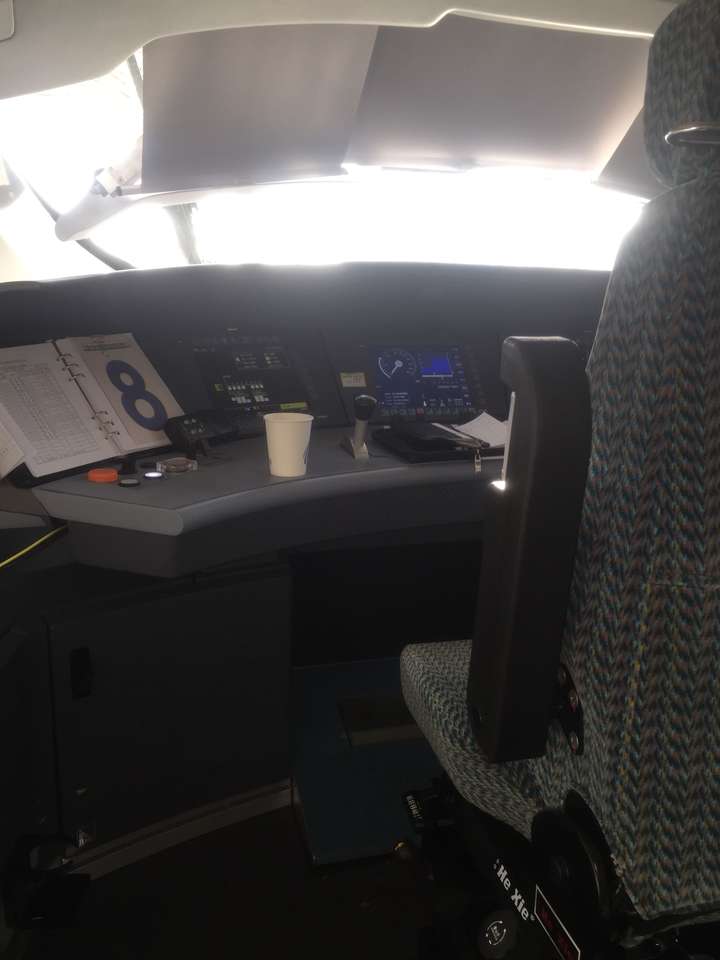 如何进入动车驾驶室,动车驾驶室是什么样子的?