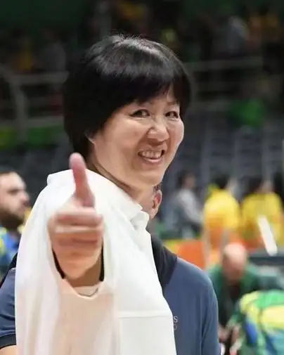 将腿举到头,很多队员做不到,郎平亲自示范12个,当时的队员邱爱华说:"