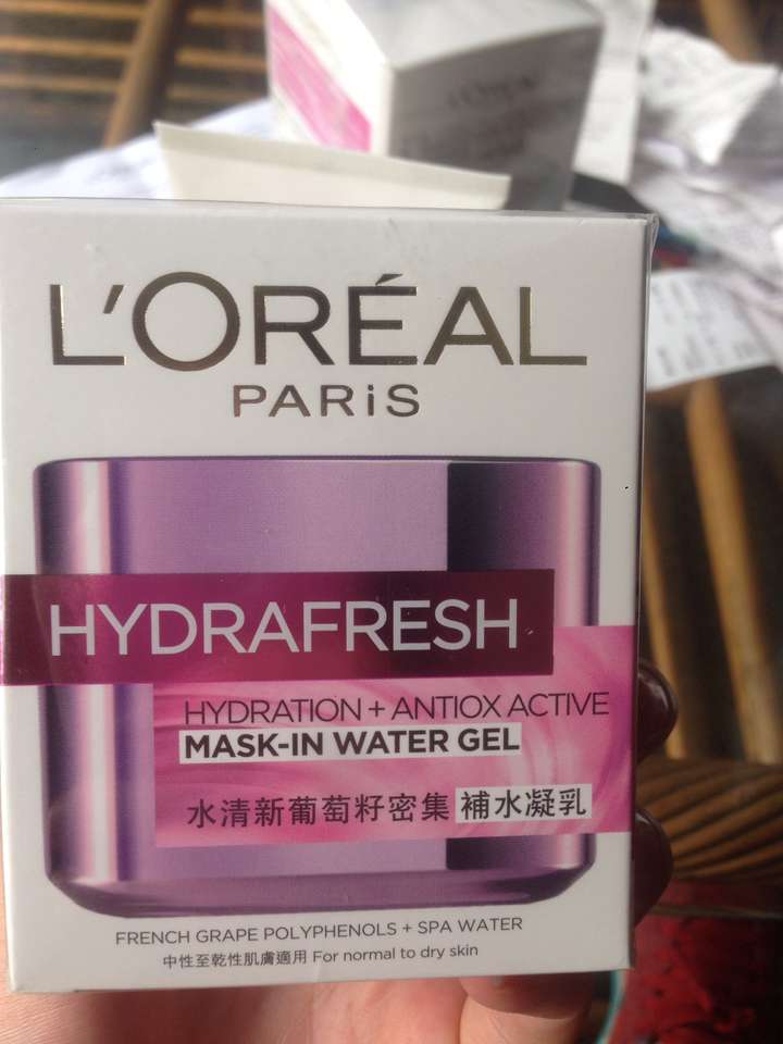 欧莱雅紫色那个系列非常适合,一百来块,妈妈的年龄用欧莱雅也是适合