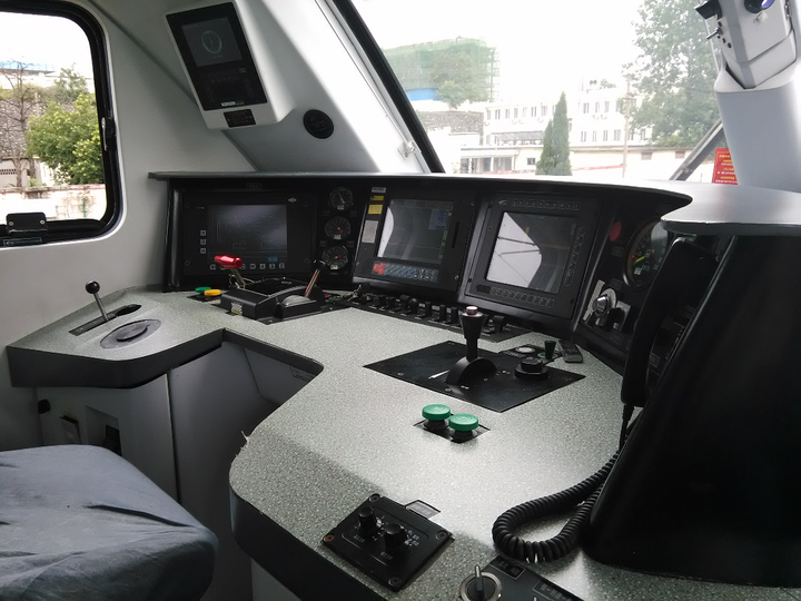 火车头内部布局是怎么样,普通乘客能申请进入吗?