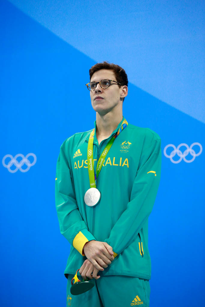 游泳运动员,注意注意注意这里敲黑板啊,不要看了眼镜就说是霍顿啊,这