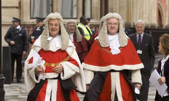 如何看待全国首例出庭未穿律师袍的律师被处分事件为什么律师出庭必须