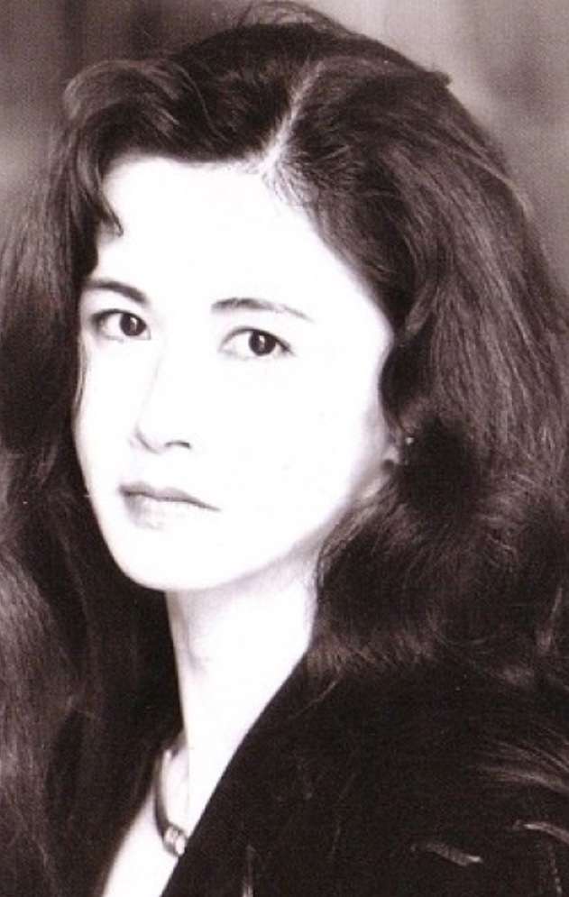 好吧,放个图片吧,中岛美雪阿姨年轻的时候